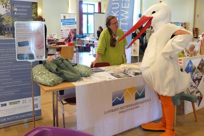 Die Veranstalter von „Storch im Anflug“ bringen zur fünften Auflage ihr Maskottchen mit.