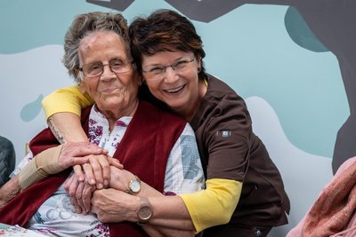 Ruth Schilling bekommt einmal in der Woche Besuch von Kathrin Krenkel. Die beiden unternehmen kleine Ausflüge, spielen, kochen und schauen sich Fotoalben gemeinsam an.