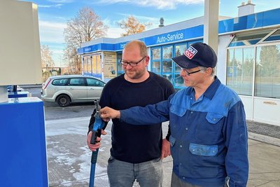 Der neue Tankstellenpächter Cristian Körner (links) und Steffen Walther, der als Untermieter auf dem Areal eine Kfz-Werkstatt betreibt. Beide schauen in Abständen auch nach den Tanksäulen. 