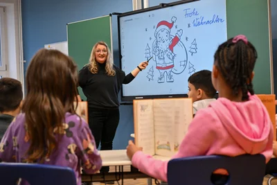 Für immer mehr Chemnitzer Schüler gehören interaktive Tafeln zum Unterricht dazu. Als eine der letzten Schulen wurde jetzt die Grundschule „Am Stadtpark“ mit einer solchen Tafel ausgestattet – samt Seitenflügeln in herkömmlichem Grün.