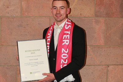 Mit Stolz hält Carsten Schmidt seinen Meisterbrief in den Händen.