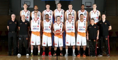 Das BV-Team: vorn v. l.: Pete Miller (Sportdirektor), Rodrigo Pastore (Trainer), Maximilian Gürtler, Virgil Matthews, Daniel Mixich, Hendrik Bellscheidt, Stacy Wilson, Simone Hirschauer (Physiotherapeutin), Sascha Prötzig (Co-Trainer); hinten v. l.: Tilman Buschbeck, Robert Cardenas, Nathan Buss, Martin Seiferth, Mario Nagler, Jonathan Harris und Jonas Richter.