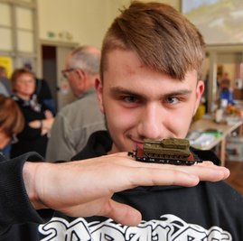 Neuntklässler Lukas Erler begeistert sich für Modelleisenbahnen. Der Freiberger hat auf seiner Anlage auch einenMilitärtransport integriert. 