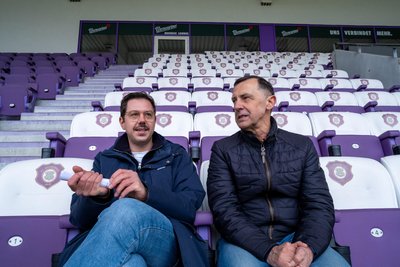Gregor Ryl im Erzgebirgsstadion mit Wismut-Aue-Legende Harald Mothes.