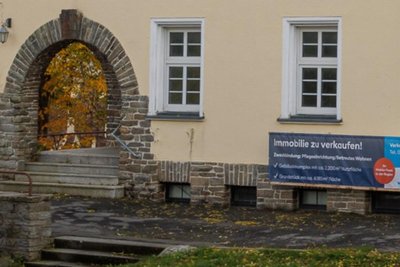 Der Schulkomplex in Oberwiesenthal steht wieder zum Verkauf. So wie 2022, als dieses Foto entstanden ist.