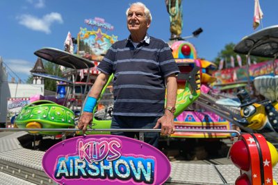 Karl Welte und seine „Kids Air Show“: Kinder können die Gondeln mit einem Hebel selbst hoch und runter schweben lassen.
