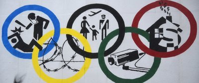 Eigentlich stehen die Olympischen Ringe für die fünf Kontinente. Dieses Plakat an der Roten Flora - einem linken Kulturzentrum im Hamburger Schanzenviertel - füllt das Symbol der Spiele mit Kritik.
