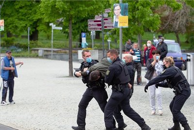 Am Pfingstmontag nahmen Polizeibeamte bei einem nicht genehmigten Aufzug von Gegnern der Corona-Maßnahmen einen jungen Mann fest. Polizeipräsident Lutz Rodig rechtfertigt das Vorgehen seiner Kollegen. 