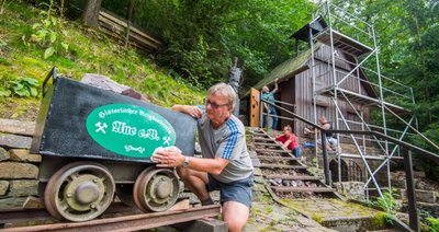 Uwe Göppert, Wolfgang Neumann, Karsten Georgi und Steve Vogel (von links) gehören zum Bergbauverein Aue, der sich um den Vestenburger Stolln (hinten rechts) kümmert. Die Kaue wurde frisch gestrichen. 