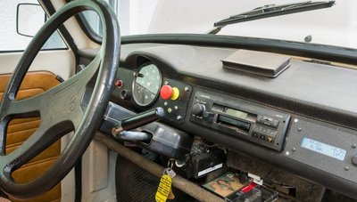 Auch das dürfte nicht alltäglich sein: Ein E-Auto mit Kassettenradio. Rechts sieht man das Display zur Anzeige des Stromverbrauchs.