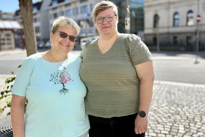 Vereinschefin Grit Wolf (l.) und Sängerin Ann-Marie Jesse sind zwei Stimmen des traditionsreichen Auer Blema-Chors „Gerhard Hirsch“.