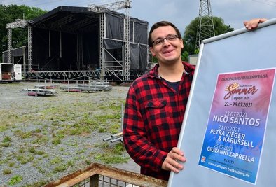 Der aus Frankenberg stammende Fabian Reinhold wird beim Sommer-Open-Air bei der Tontechnik helfen. Hinter ihm ist schon die große Bühne aufgebaut. Die Künstler blicken von dort in Richtung Chemnitz. 