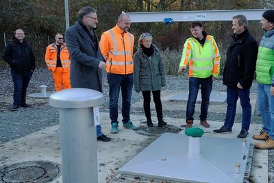 Vertreter des Abwasserzweckverbandes Reichenbacher Land, des Ortschaftsrates und der beteiligten Firmen am neuen Pumpwerk in Friesen. Das Abwasser wird jetzt über den Obermylauer Berg gepumpt.