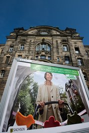 Ein Plakat mit der Kampagne vor der Sächsischen Staatskanzlei in Dresden.