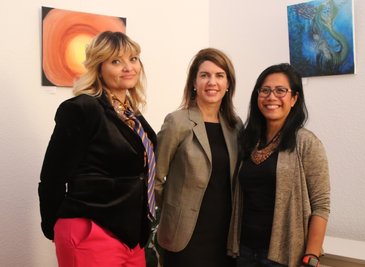 Becky Hellwig (links) und Eden Nares (rechts) freuten sich über den Besuch der Konsulin Lachlyn Soper (Mitte). 