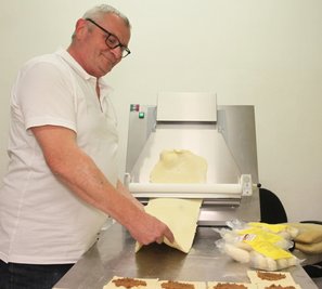 Beim Wickelklöße machen ist Perry Fischer in seinem Element. 