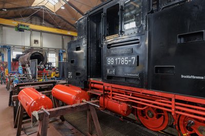 Die Fichtelbergbahn legt eine Pause ein. Loks und Waggons werden im Lokschuppen gewartet.