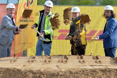 Spatenstich für den neuen DHL-Zustellstützpunkt in Freiberg mit Landrat Sven Krüger, Marlon Hintzen vom Unternehmen List, Steffen Hemme von DHL und Bürgermeister Martin Seltmann (v.l.).