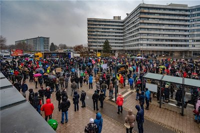 Demonstration von Gegnern der Corona-Maßnahmen auf der Chemnitzer Brückenstraße. 