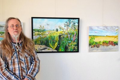 Peter Wieting vor einigen seiner Bilder im Foyer der Zahnarztpraxis Kirsten.