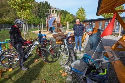Radfahrer und Spaziergänger statteten dem „Färbergarten“ am vergangenen Wochenende einen Besuch ab.