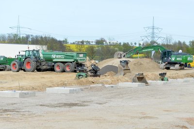 Spatenstich für ein DHL-Verteilzentrum in Freiberg. Das Gebäude soll eine Grundfläche von rund 2500 Quadratmetern haben. Das Grundstück an der Darmstädter Straße ist rund 14.000 Quadratmeter groß. Die Fertigstellung ist für das dritte Quartal 2026 geplant, der Einzug der Beschäftigten für Mitte Oktober.