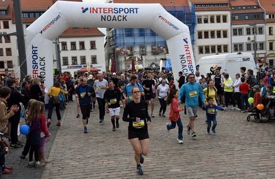 Knapp 300 Teilnehmer zahlreicher Nationen und aller Altersklassen haben am Sonnabend in Freiberg für eine Laufpremiere gesorgt.