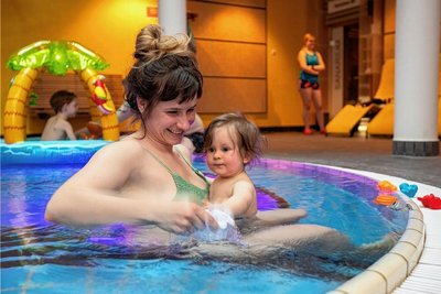 Planschen mit Mama: Während eine Gruppe in der Sauna ist, entspannen Julia und Quinn im Wasserbecken.