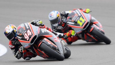 Jonas Folger (links) hatte die Nase immer vor Teamkollege Sandro Cortese (rechts). Glücklich ist er mit seinen Ergebnissen aktuell trotzdem nicht.
