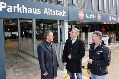 Im Auftrag der Stadt Schwarzenberg errichtete die Firma Goldbeck Ost das Parkhaus an der Erlaer Straße. Hier bei der Übergabe OberbürgermeisterRuben Gehart (Mitte) im Gespräch mit Jörg Bechmann (links), Goldbeck-Niederlassungsleiter Sachsen, und Bauleiter Christian Krügel, der in Schwarzenberg zu Hause ist. 