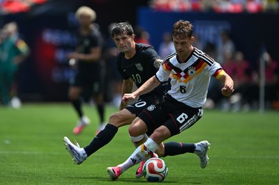 Joshua Kimmich im Zweikampf bei der WM-Generalprobe gegen die USA. 