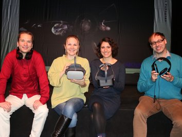 Sven Hellbach, Professor für Informatik und Intelligente Systeme an der WHZ, Puppentheaterdirektorin Monika Gerboc, Dramaturgin Dominique Suhr und Vrendex-Geschäftsführer Manuel Dudczig (von links) freuen sich, als Erste eine virtuelle Puppentheaterwelt erschaffen zu können. 