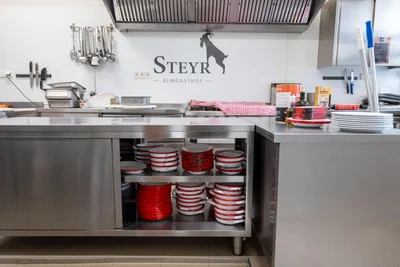 Blick in die Küche der einstigen österreichischen Gastwirtschaft „Steyr“.