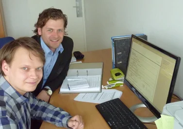 Philipp Salzmesser (l.) und Andreas Reumann wollen untersuchen, was dafür ausschlaggebend war, dass in Freiberg in den vergangenen sechs Jahren mehr Kinder zur Welt gekommen sind.