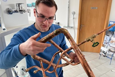 Lars Wagner kontrolliert seine Lötnähte am Wettbewerbsstück, die für seinen Sieg mit den Ausschlag gaben.
