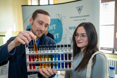 Johannes Stein von der Firma Zschimmer und Schwarz, die chemische Produkte herstellt, erklärt Maya Wansky den pH-Wert.