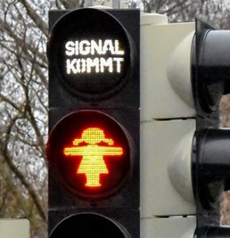 Die Friesener Ampelfrau in Rot.