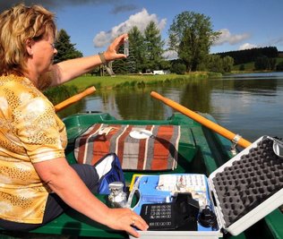 Helga Oehme untersucht die Wasserqualität im Großhartmannsdorfer Badeteich.
