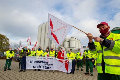 Beschäftigte der Sternquell-Brauerei beim Warnstreik am Freitag: Mit Gewerkschaftsfahnen und Mundschutz fordern sie ein besseres Angebot der Unternehmensleitung für einen neuen Haustarifvertrag