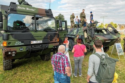 Bei der Technikschau der Bundeswehr konnten Kinder auch einen Blick in die Militärfahrzeuge werfen. 
