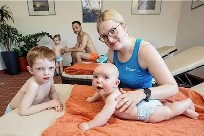 Finn-Luca genießt die Babymassage von Physiotherapeutin Vivien Plaumann. Jacob schaut sich das mal genauer an. 