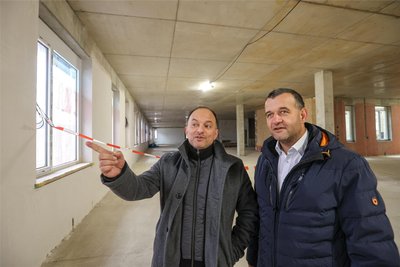 Sie werden vor dem Einzug die medizinische Ausrüstung auf Herz und Nieren prüfen: Chefarzt Professor Karim Ibrahim und Poliklinik-Chef Jan Ernstberger.