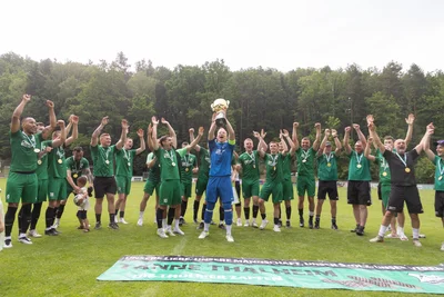Kapitän und Torwart Stefan Berger und die Mannschaft feiern mit dem Pokal.