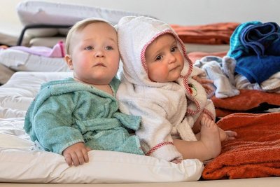 Chill mal! Henry und Viktoria im Bademantel-Modus.