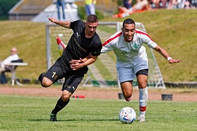 Der Lichtensteiner Fabian Römhild (links) setzt sich im Laufduell gegen Yassine Boussif vom FSV Limbach-Oberfrohna knapp durch. Im Rennen um die Meisterschaft in der Westsachsenliga zwischen den beiden Teams wurde die Entscheidung am Sonntag aber vertagt.