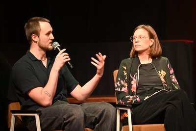 Lehramtsstudent Hendrik und Maria Schiffels von der evangelischen Kirche im Gespräch über Krieg und Frieden.