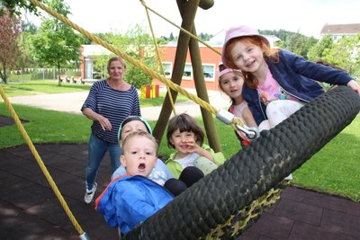 Kuno, Ole, Freya, Elisa und Valentina (v.l.) mit Leiterin Anja Meinelt im Garten der Kita „Wirbelwind“ in Schönheide.