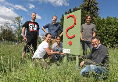 Thomas und Anja Kubbe, Knut und Lydia Kielmann, Cindy Stopp, Andreas Riese und Andreas Wagner haben dieses rote Fragezeichen in Glauchau aufgestellt.