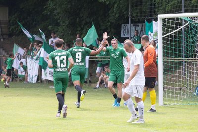 Patrick Ströhle (Nummer 9) erzielt das Tor zum 3:0 für Thalheim.