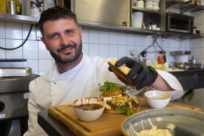 Sebastian Feller experimentiert bereits seit etwa zehn Jahren mit Burgern. „Freie Presse“-Leser haben jetzt entschieden; dass es bei ihm die leckersten im Erzgebirge gibt.